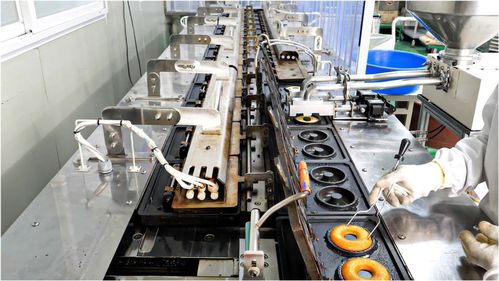 福建老板接手快倒闭的面包工厂,改成自动机器制作面包,月赚十万